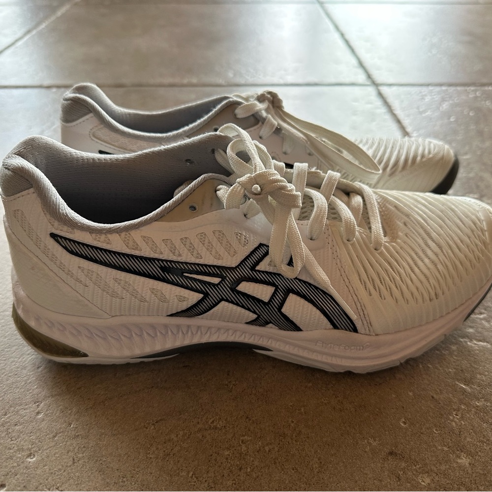 Women’s ASIC volleyball shoes like brand new size 7
